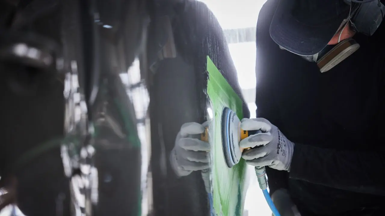 Ponçage et finition d'une carrosserie composite, atelier Sodiak Horsetrucks
